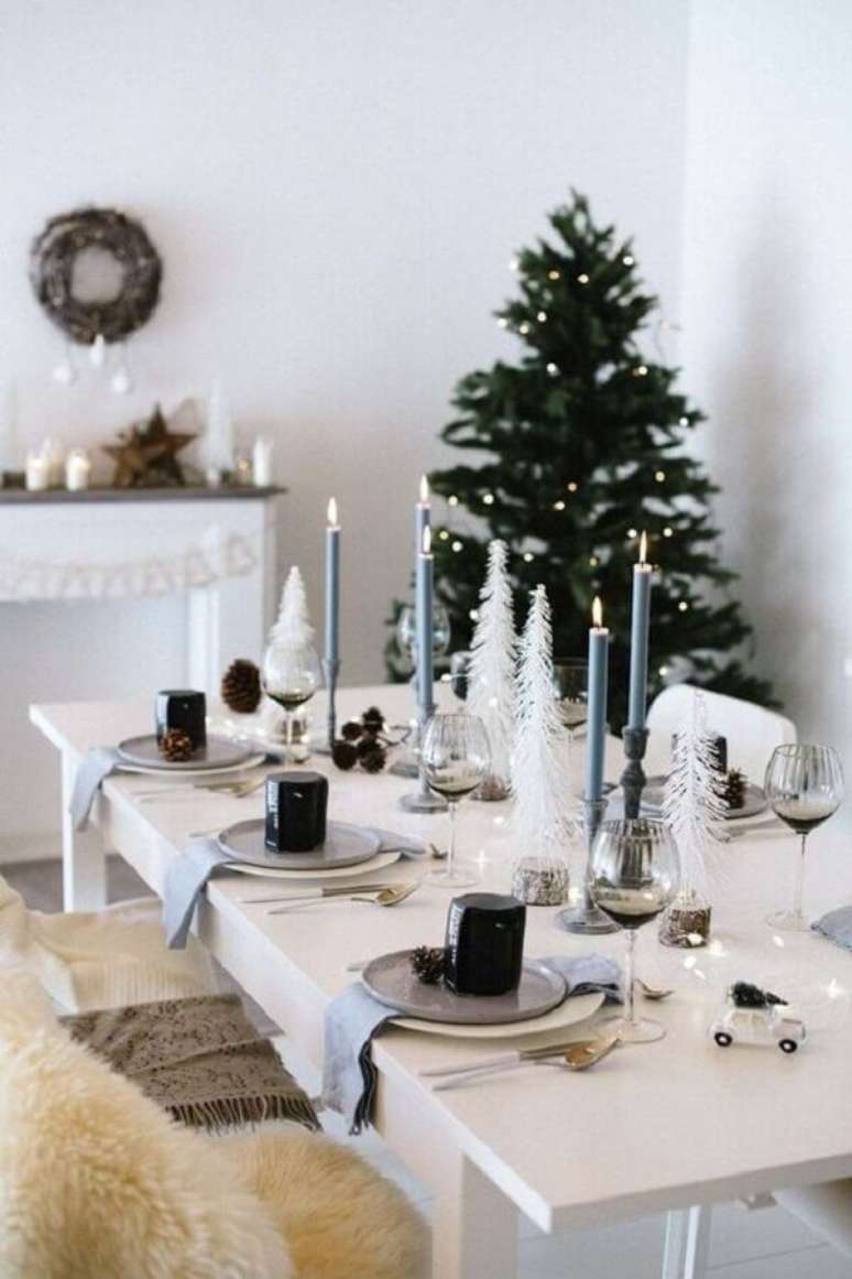 29. Ideias de decoração de Natal para sala de jantar branca e minimalista com pinheiro de Natal no canto – Foto: heiter & hurtig