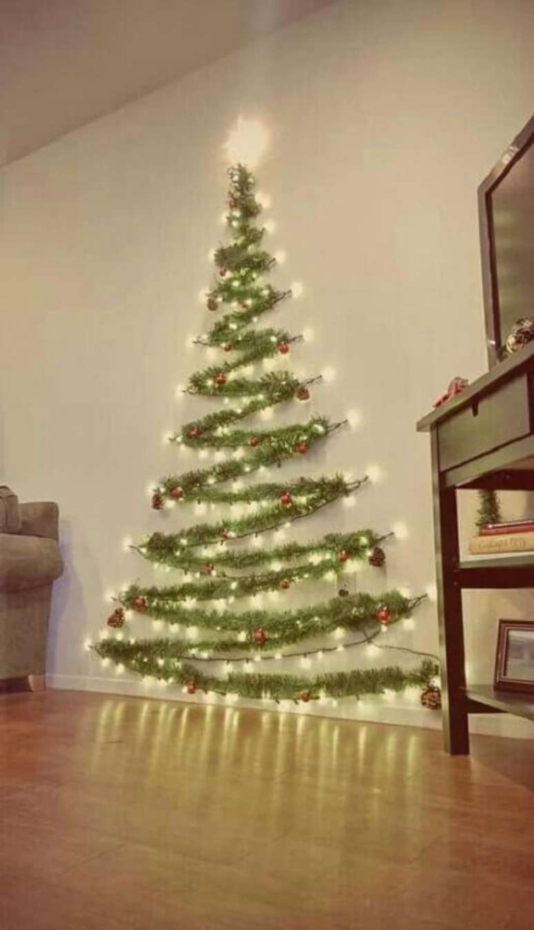 30. Ideias de decoração de Natal simples e fácil de fazer com árvore de Natal na parede – Foto: Homey Oh My