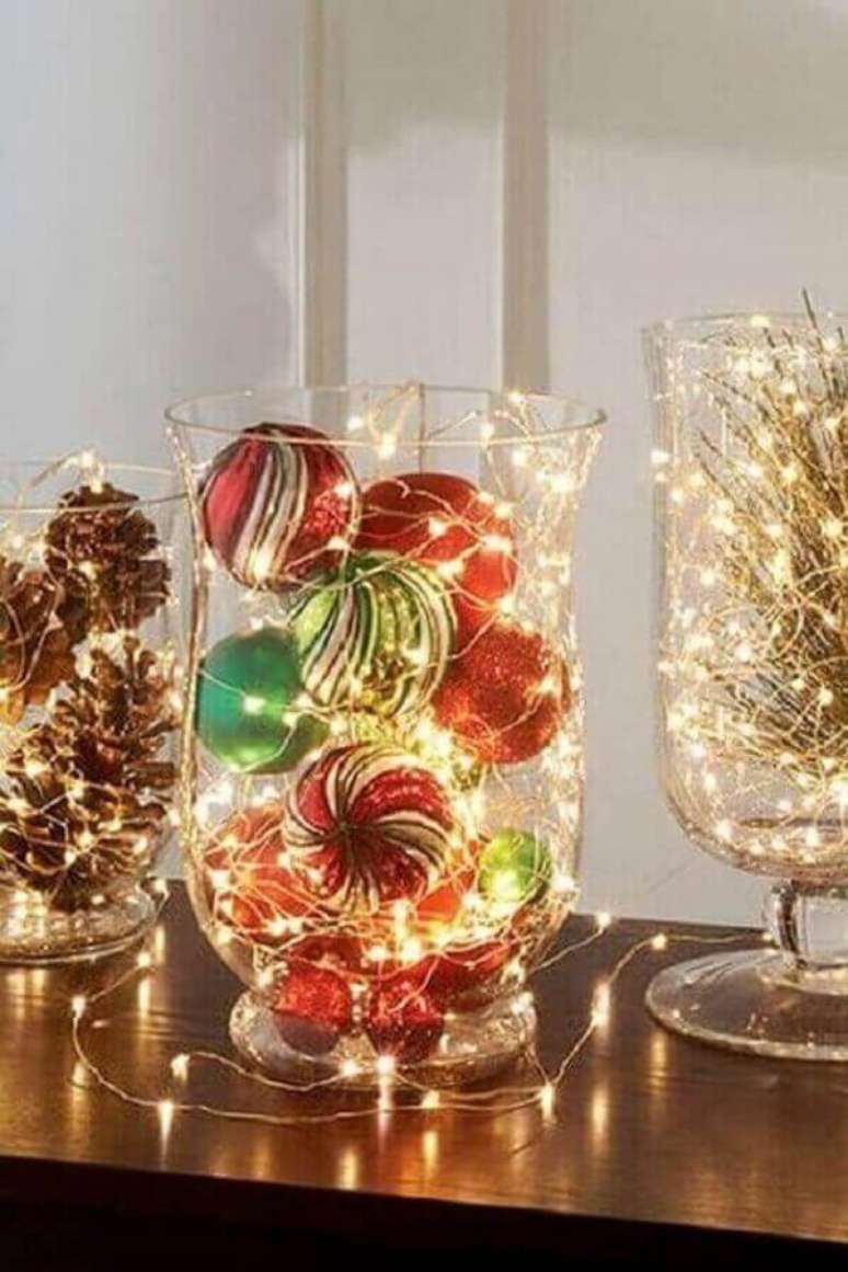 32. Ideias criativas decoração de Natal com bolas, pinhas e pisca pisca dentro de vasos de vidro – Foto: Pinterest