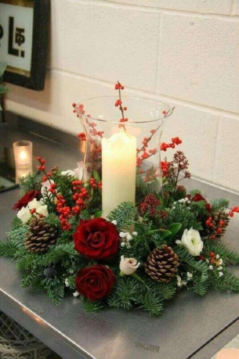 36. Lindo arranjo com flores, pinhas e velas para ideias para decoração de Natal – Foto: Constance Zahn