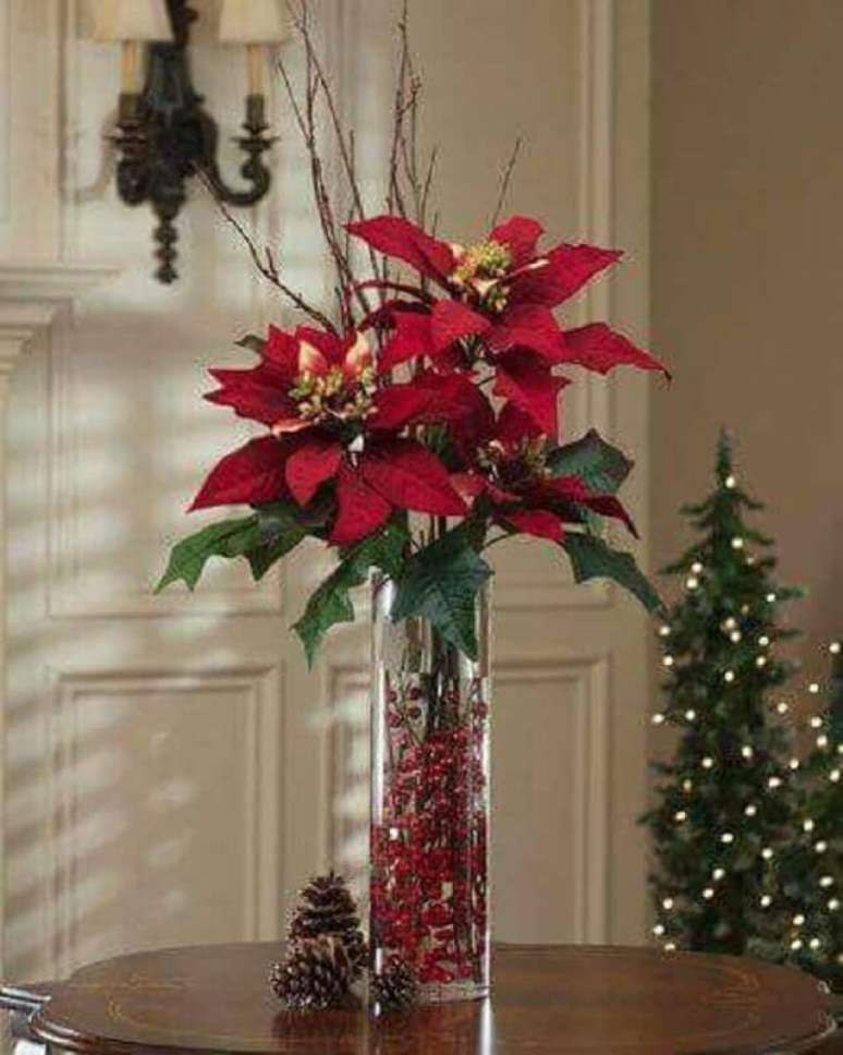 37. Ideias para decoração de Natal com arranjo de flores vermelhas – Foto: Revista Artesanato