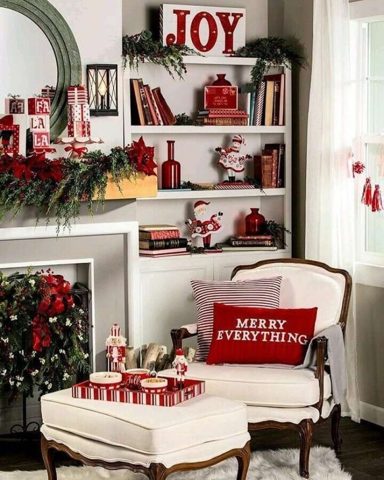 40. Ideias de decoração de Natal para sala com vários enfeites temáticos e almofadas vermelhas – Foto: Christmas Glitter