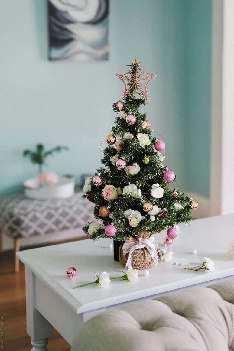 44. Ideias para decorar árvore de Natal com mini rosas – Foto: Pinosy