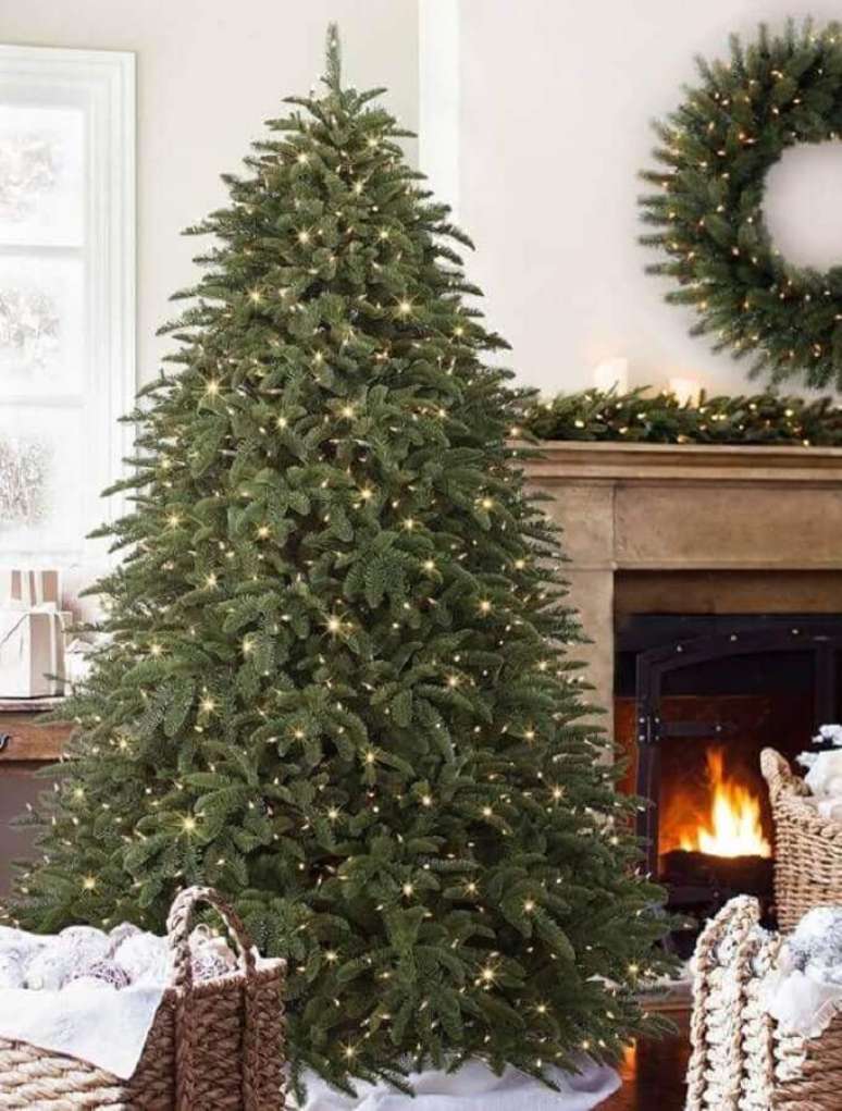 46. Ideias para decorar árvore de Natal grande apenas com pisca pisca – Foto: Home Fashion Trend