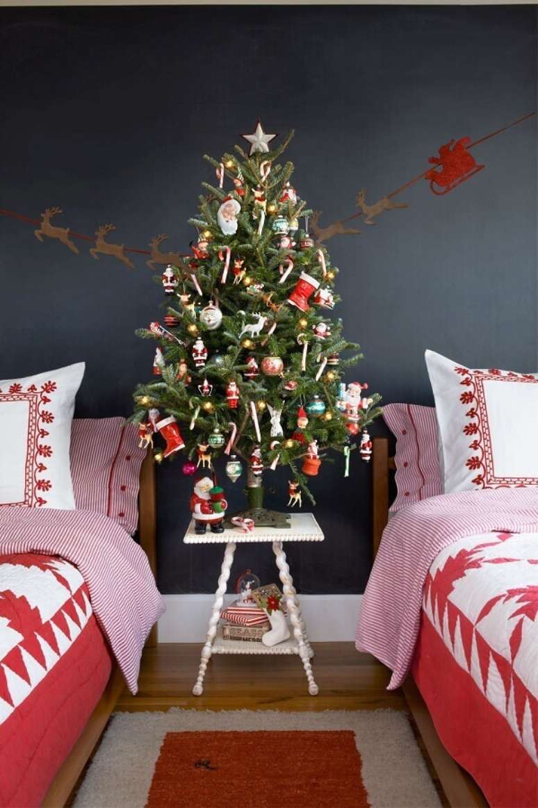47. Ideias para decorar &aacute;rvore de Natal para quarto &ndash; Foto: Society Letters