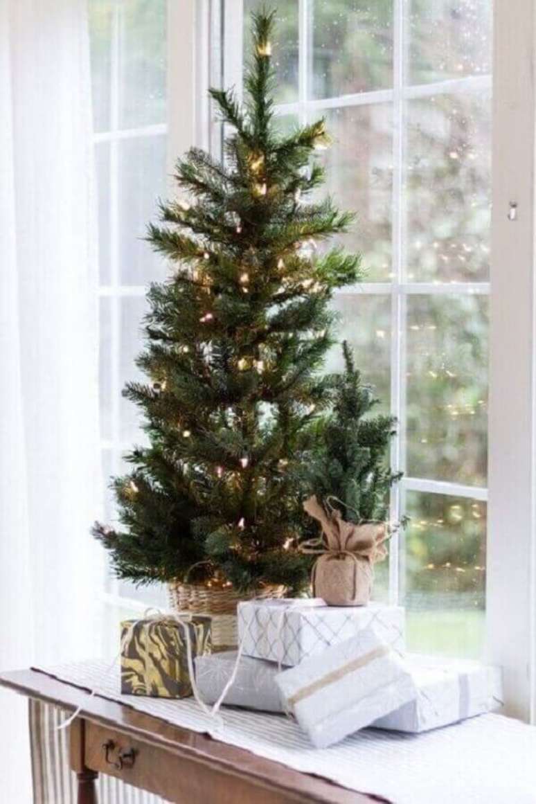 49. Ideias para decorar árvore de Natal pequena com pisca pisca – Foto: Pinterest