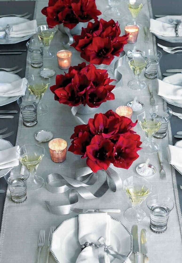 50. Ideias de decoração de Natal para mesa branca com flores vermelhas e velas – Foto: Pinterest