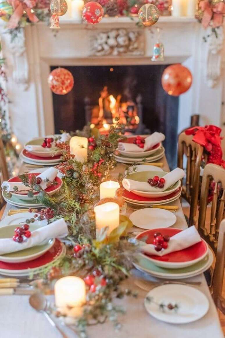 51. Ideias para decorar mesa de Natal clássica vermelha e verde com velas – Foto: Pinterest