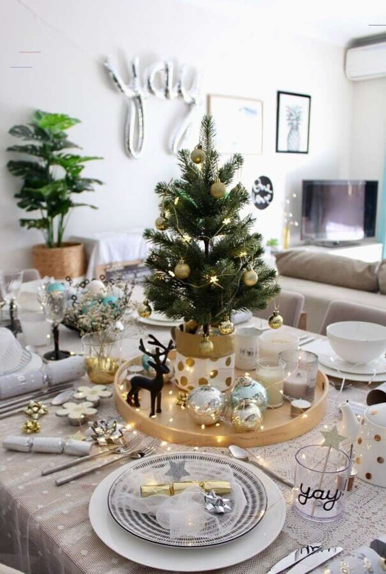52. Ideias de decoração de Natal para mesa com pequena árvore decorada no centro – Foto: Maria Vilhena