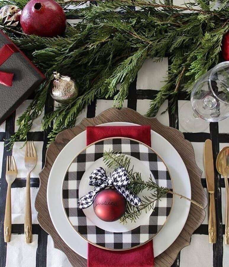 53. Ideias para decorar mesa de Natal com prato xadrez e bola de natal vermelha – Foto: Clique Decoração