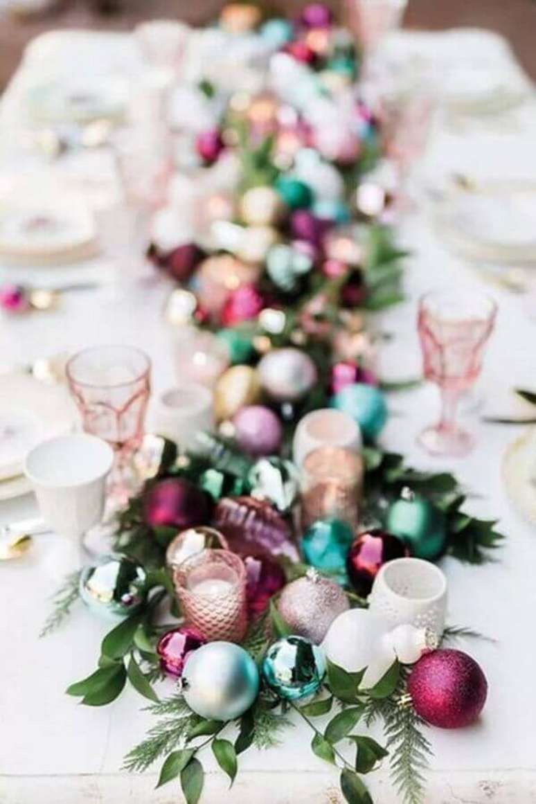 54. Ideias para decorar mesa de Natal com bolas de Natal coloridas &ndash; Foto: Home Beautiful