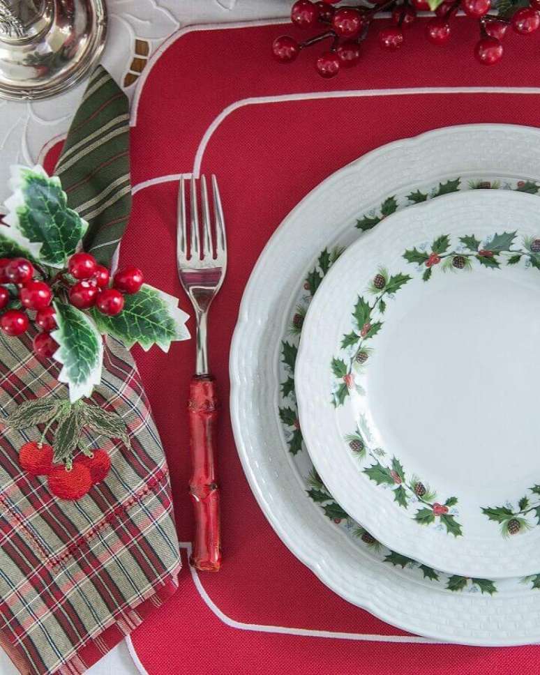 57. Ideias para decorar mesa de Natal com guardanapo xadrez e prato temático – Foto: Kasa 57