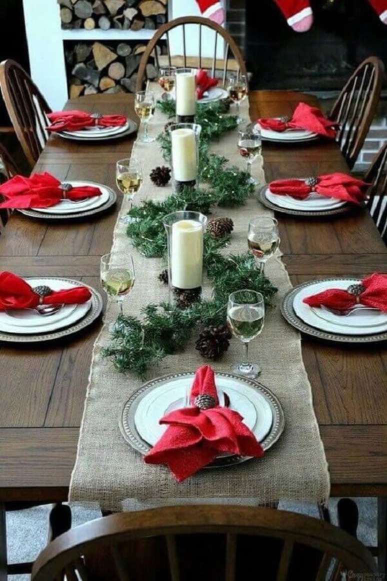 59. Ideias para decorar mesa de Natal simples com pinhas, velas e guardanapo vermelho – Foto: Ideias Decor