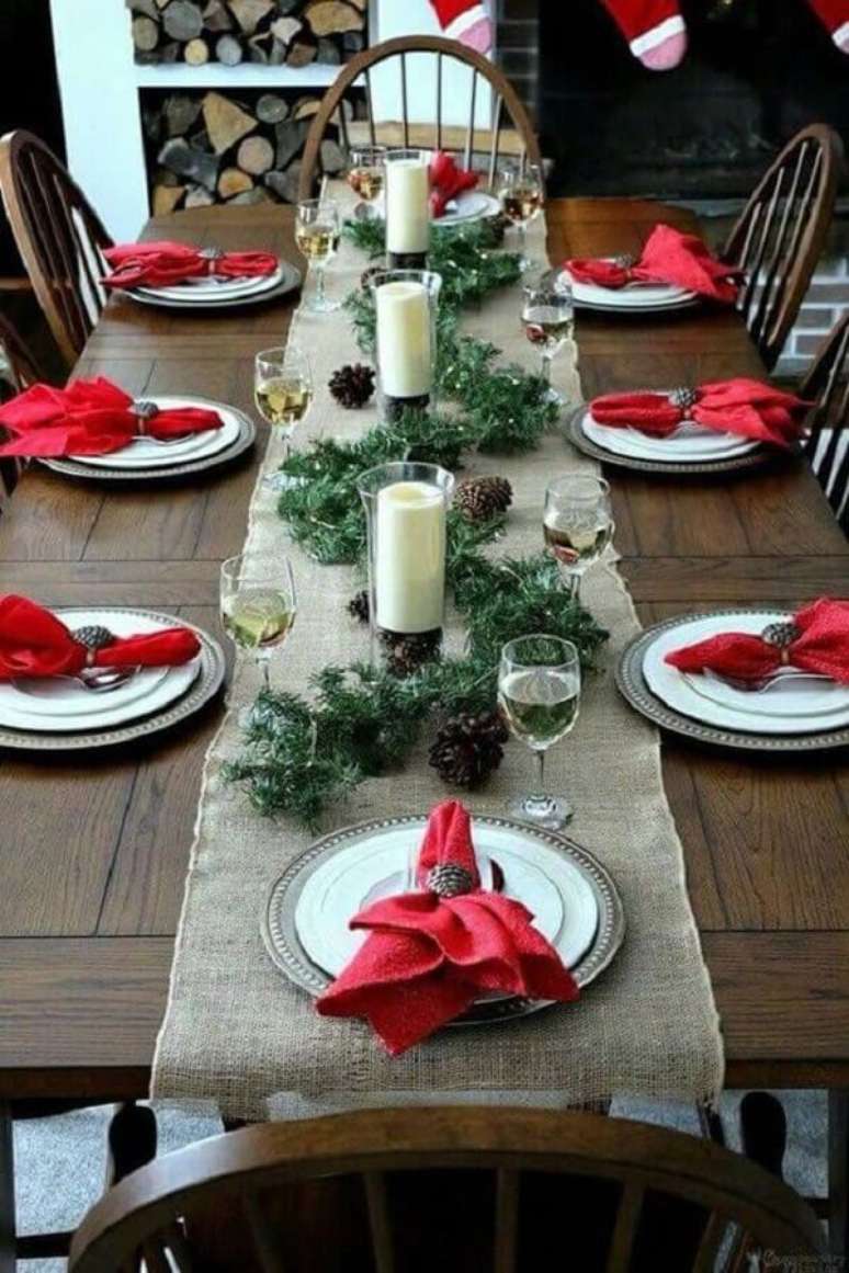 59. Ideias para decorar mesa de Natal simples com pinhas, velas e guardanapo vermelho &ndash; Foto: Ideias Decor