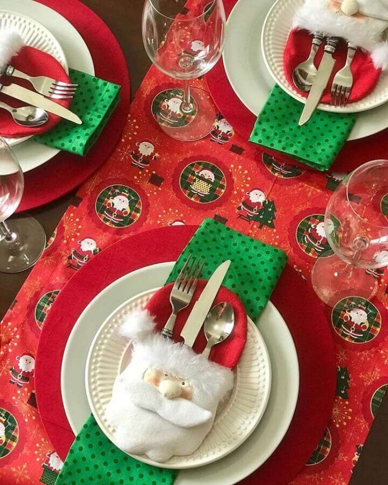 4. Ideias para decorar mesa de Natal temática com porta talheres de Papai Noel – Foto: Artes da Dai