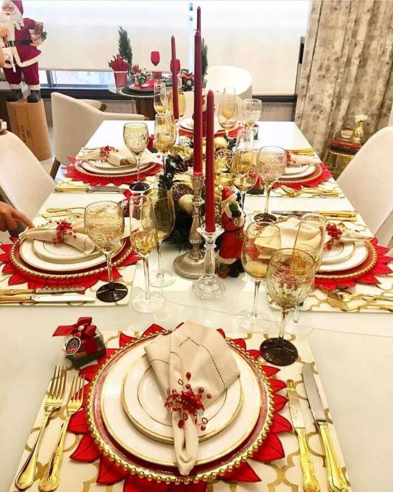 62. Ideias de decoração de Natal para mesa clássica vermelha e dourada – Foto: My Home 402