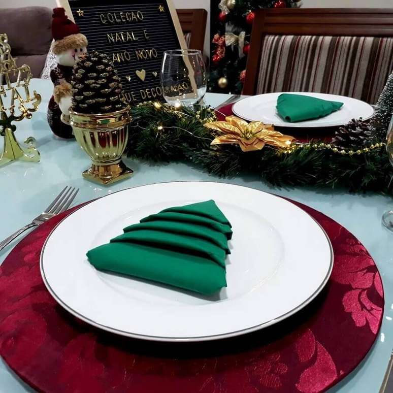 63. Ideias de decoração de Natal com guardanapo verde dobrado em formato de árvore de Natal – Foto: Clique Decoração