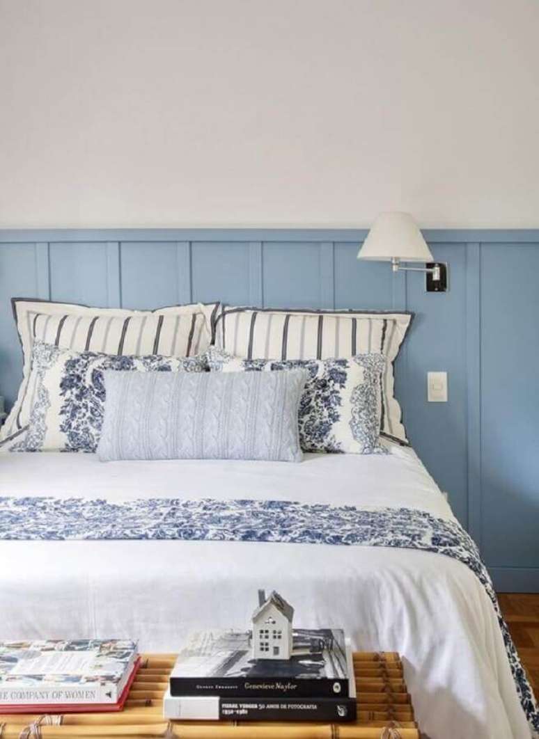 29. Decoração de quarto azul e branco com luminária de cabeceira de parede – Foto: Jeito de Casa
