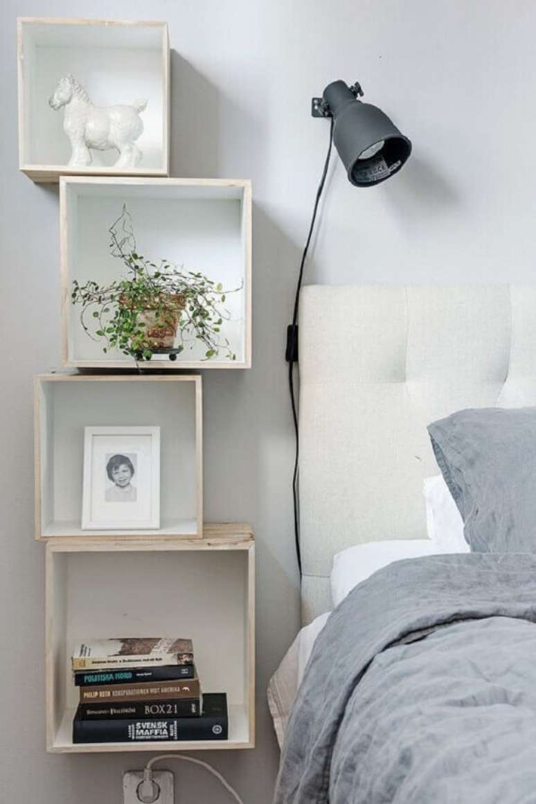 30. Luminária para cabeceira de quarto branco simples – Foto: Apartment Therapy