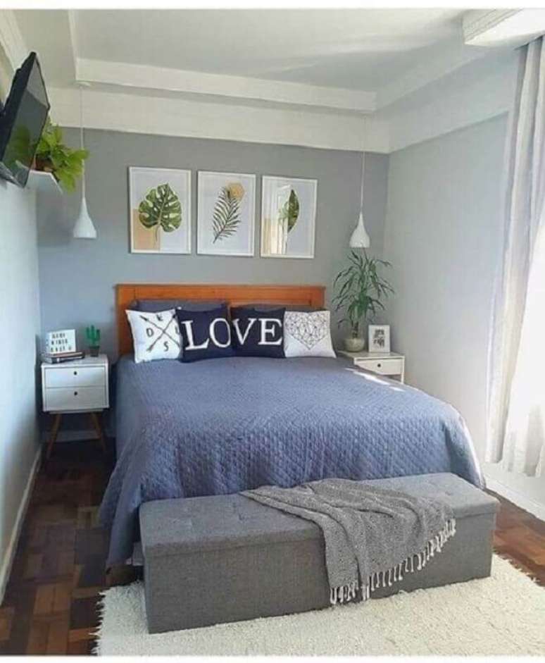 34. Quarto simples decorado com quadros de folhagens e luminária pendente de cabeceira – Foto: Pinterest