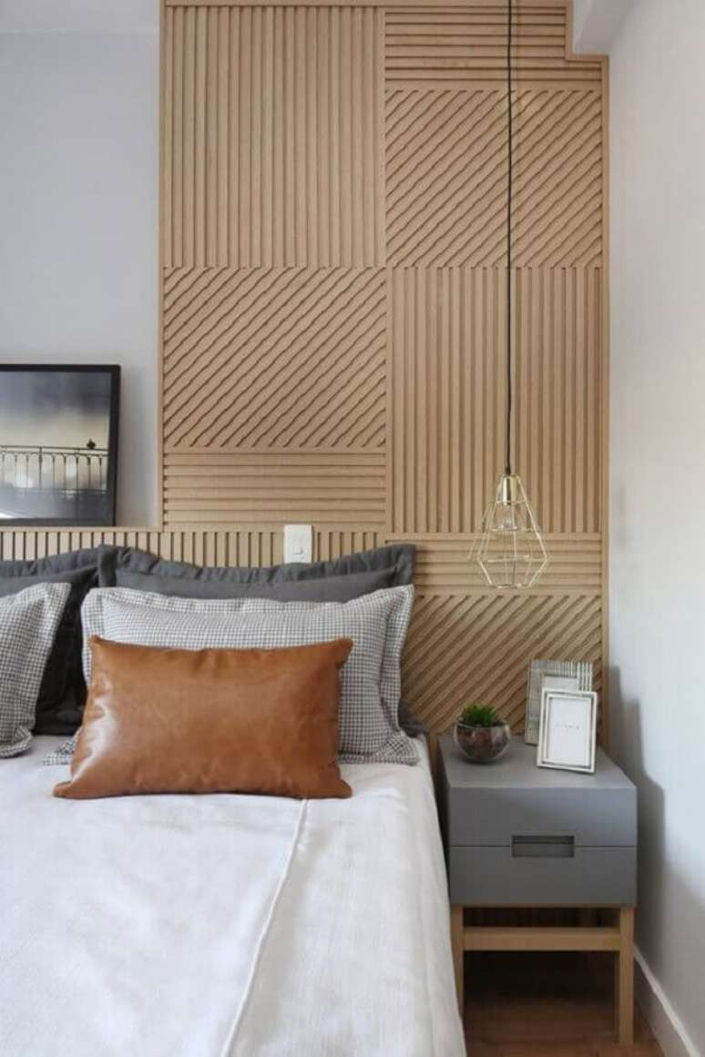 36. Luminária pendente de cabeceira aramada para decoração de quarto moderno com revestimento 3D – Foto: Home Fashion Trend