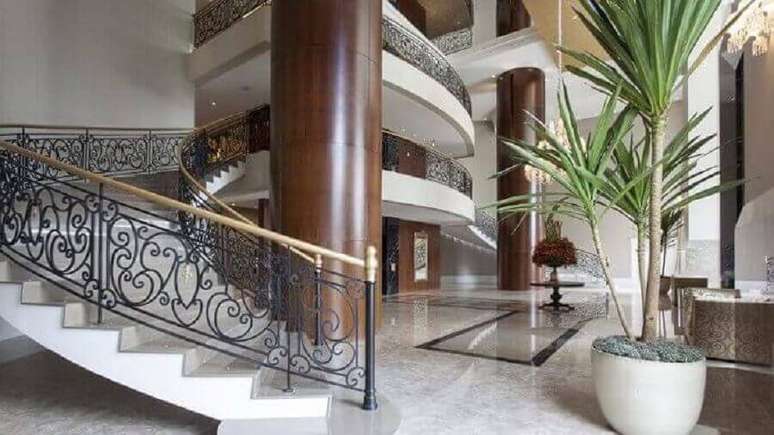 75. Guarda corpo de ferro cl&aacute;ssico para ambiente sofisticado &ndash; Foto: Jayme Bernardo