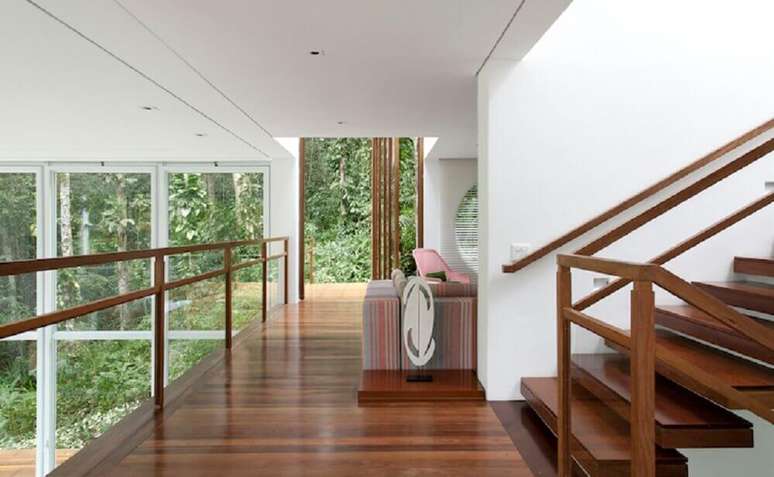 77. Modelo simples de guarda corpo de madeira e vidro &ndash; Foto: Sandra Picciotto