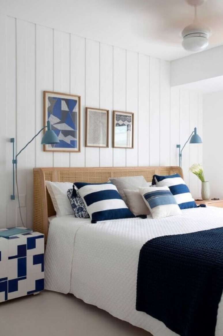 47. Luminária para cabeceira de quarto decorado em azul e branco – Foto: Archilovers