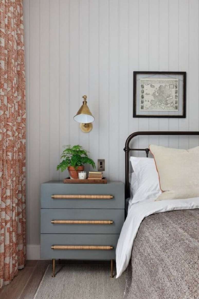 55. Modelo de luminária de cabeceira dourada para decoração de quarto com cama de ferro – Foto: Archilovers