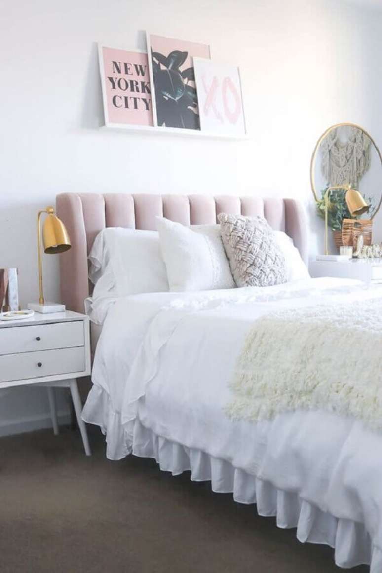 57. Luminária para cabeceira de quarto feminino branco e rosa com criado mudo retrô – Foto: Curated Interior