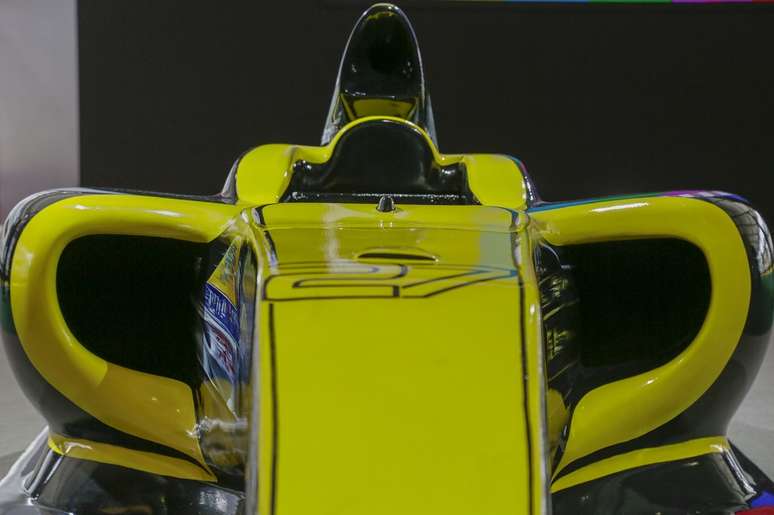 Réplica tem o número 27, que Ayrton Senna imortalizou quando corrida na McLaren Honda.