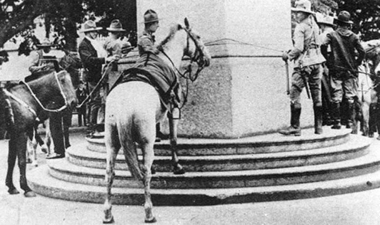 Gaúchos amarram cavalos no obelisco (1930)