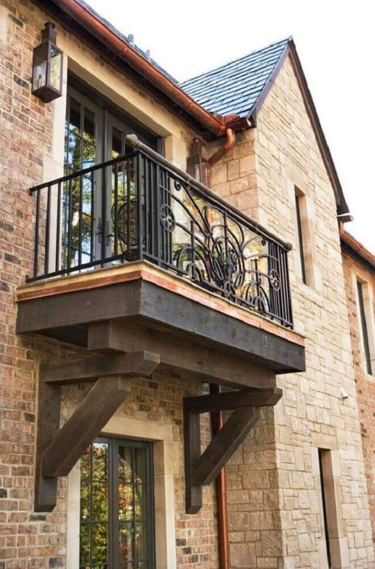 8. Sacada com guarda corpo de ferro &ndash; Foto: HomeBunch