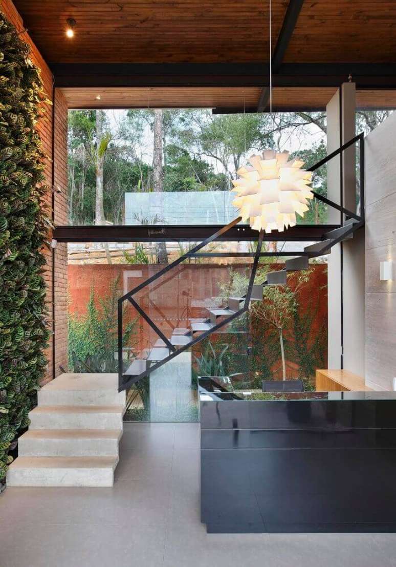 6. O guarda corpo de vidro pode ser usado em diversos estilos de decora&ccedil;&atilde;o &ndash; Foto: ArchDaily