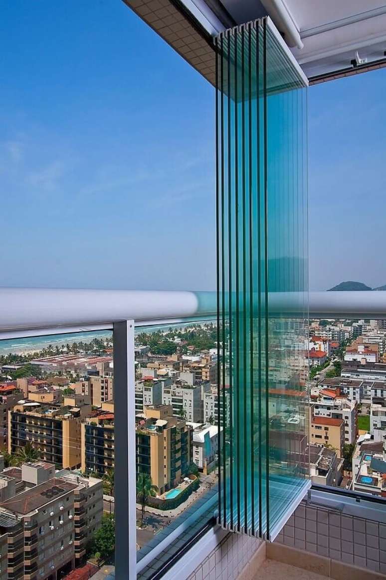 85. Varanda de pr&eacute;dio com guarda corpo de alum&iacute;nio e folhas de vidro &ndash; Foto: Roofing Brooklynm