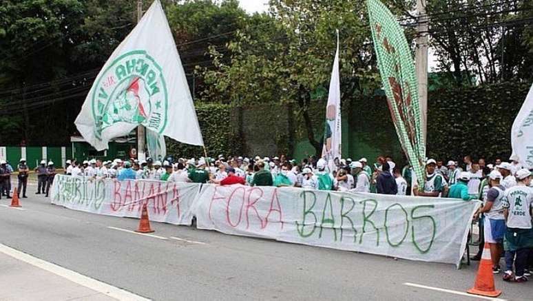 Mancha Alvi Verde protesta diante da Academia de Futebol