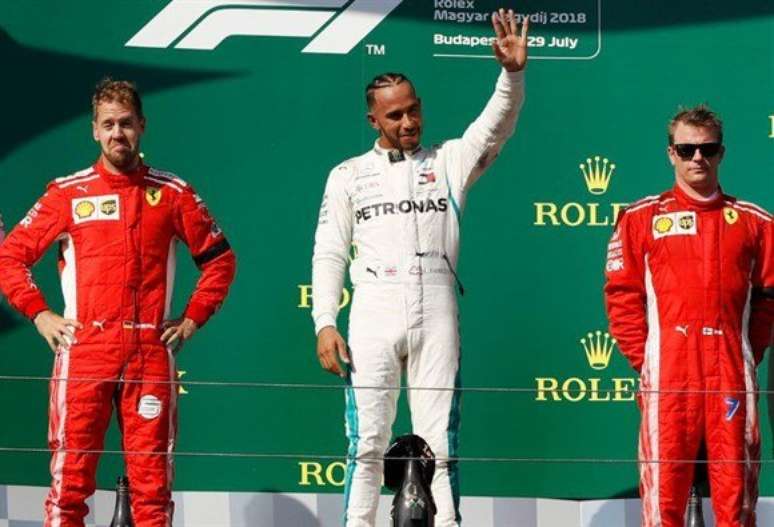 Lewis Hamilton celebra triunfo na Hungria, contra o favoritismo da Ferrari 