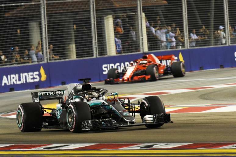 A Ferrari era favorita, mas Lewis Hamilton deu um jeito de vencer 