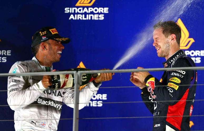 29 – A festa de Lewis Hamilton após a vitória no GP de Singapura de 2014 