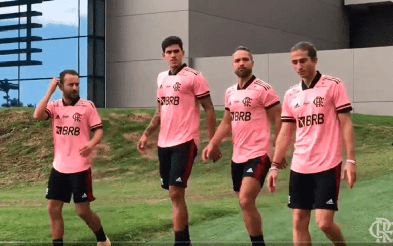 Everton Ribeiro, Pedro, Diego e Filipe Luís com o novo uniforme de treino do Flamengo (Foto: Reprodução/FlaTV)