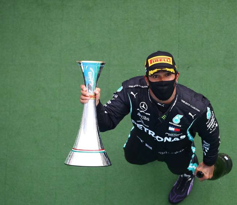 Hamilton celebra vitória na Hungria, a oitava da carreira no circuito magiar 