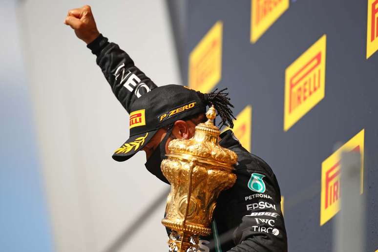 Hamilton reproduziu o gesto do punho cerrado na cerimônia do pódio em Silverstone 