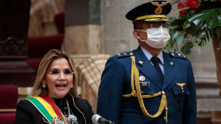 O papel das Froças Armadas na saída de Morales é questionado