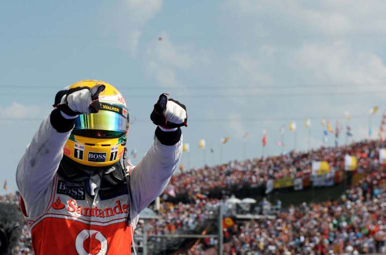 19 – Lewis Hamilton segurou a dupla da Lotus para vencer o GP da Hungria e ainda manter-se na briga pelo título. O sonho, no entanto, durou pouco 