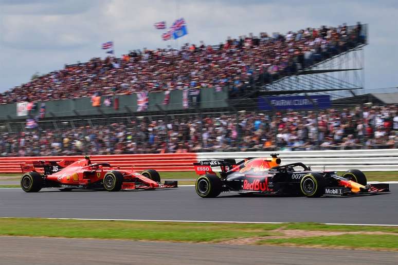 O destaque da corrida em Silverstone foi a intensa briga entre Max Verstappen e Charles Leclerc 