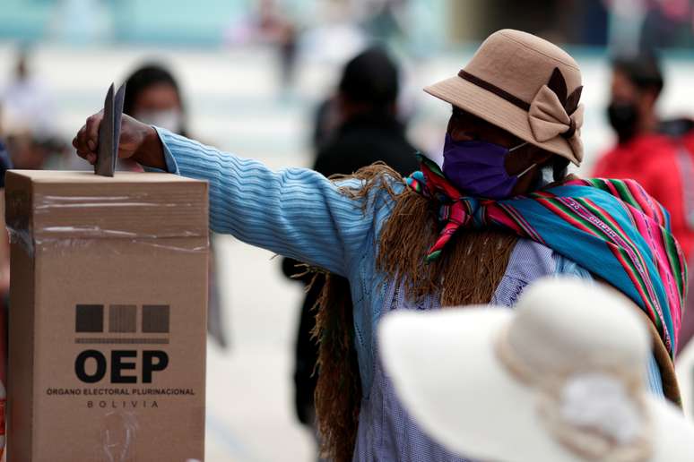 Boliviana vota em seção eleitoral durante a eleição presidencial em La Paz, Bolívia, 18 de outubro de 2020. REUTERS/Ueslei Marcelino