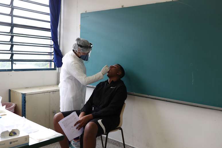 Trabalhador da sa&uacute;de realiza teste PCR no aluno Kaique Gabriel da Silva na Escola Estadual do Reverendo Almir Pereira Bahia em Tabo&atilde;o da Serra, nos arredores de S&atilde;o Paulo, 15 de outubro de 2020. REUTERS/Amanda Perobelli