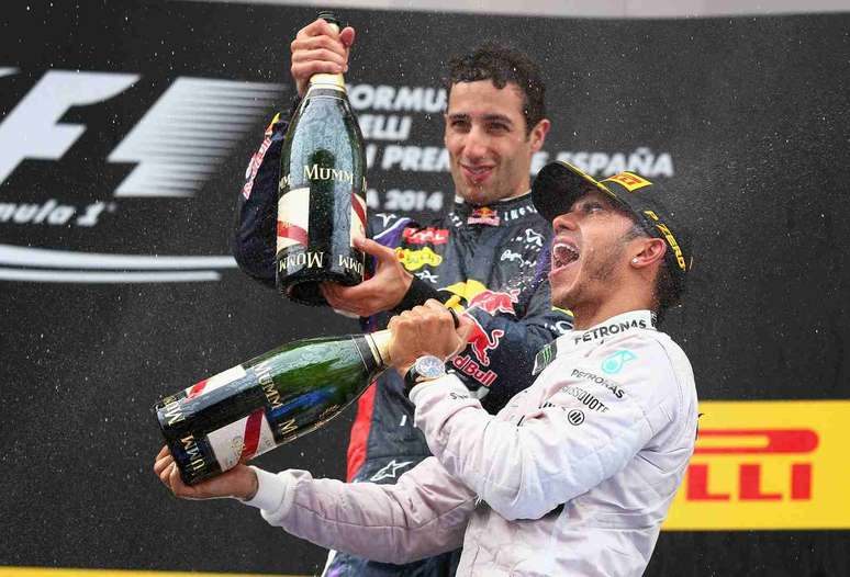 26 – Em uma sonolenta corrida, Lewis Hamilton venceu o GP da Espanha de 2014 