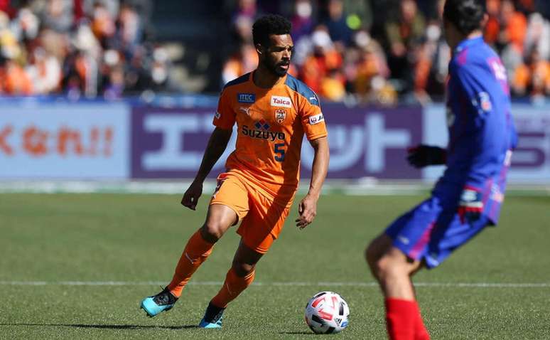 Valdo em ação pelo Shimizu S-Pulse, do Japão (Foto: Divulgação / Shimizu)