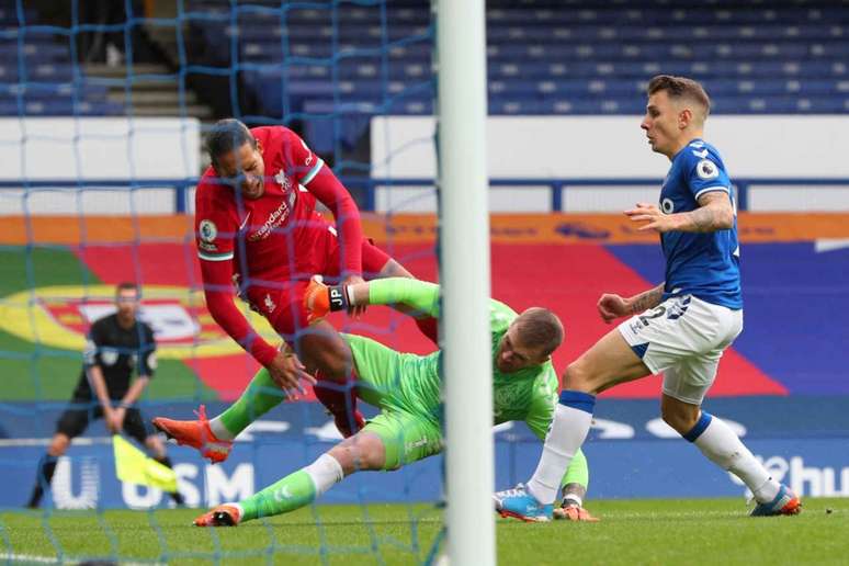 Momento da lesão de Van Dijk, sofrida em choque com Pickford, do Everton (Foto: PETER BYRNE / POOL / AFP)